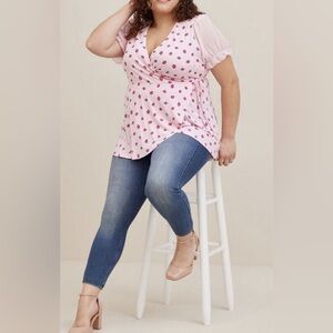 NWT Torrid Studio Knit Chiffon Puff Sleeve Wrap Top in Lip Print